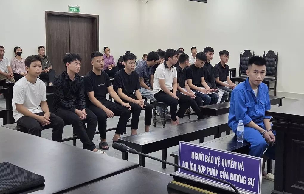 Bị cáo Trần Huy Hoàng (hàng đầu) và đồng phạm tại tòa. Ảnh :Danh Lam