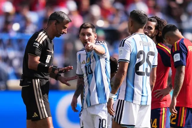 31-1785467998-trong-tai-chung-ket-world-cup-tiet-lo-dieu-it-ai-ngo-ve-messi