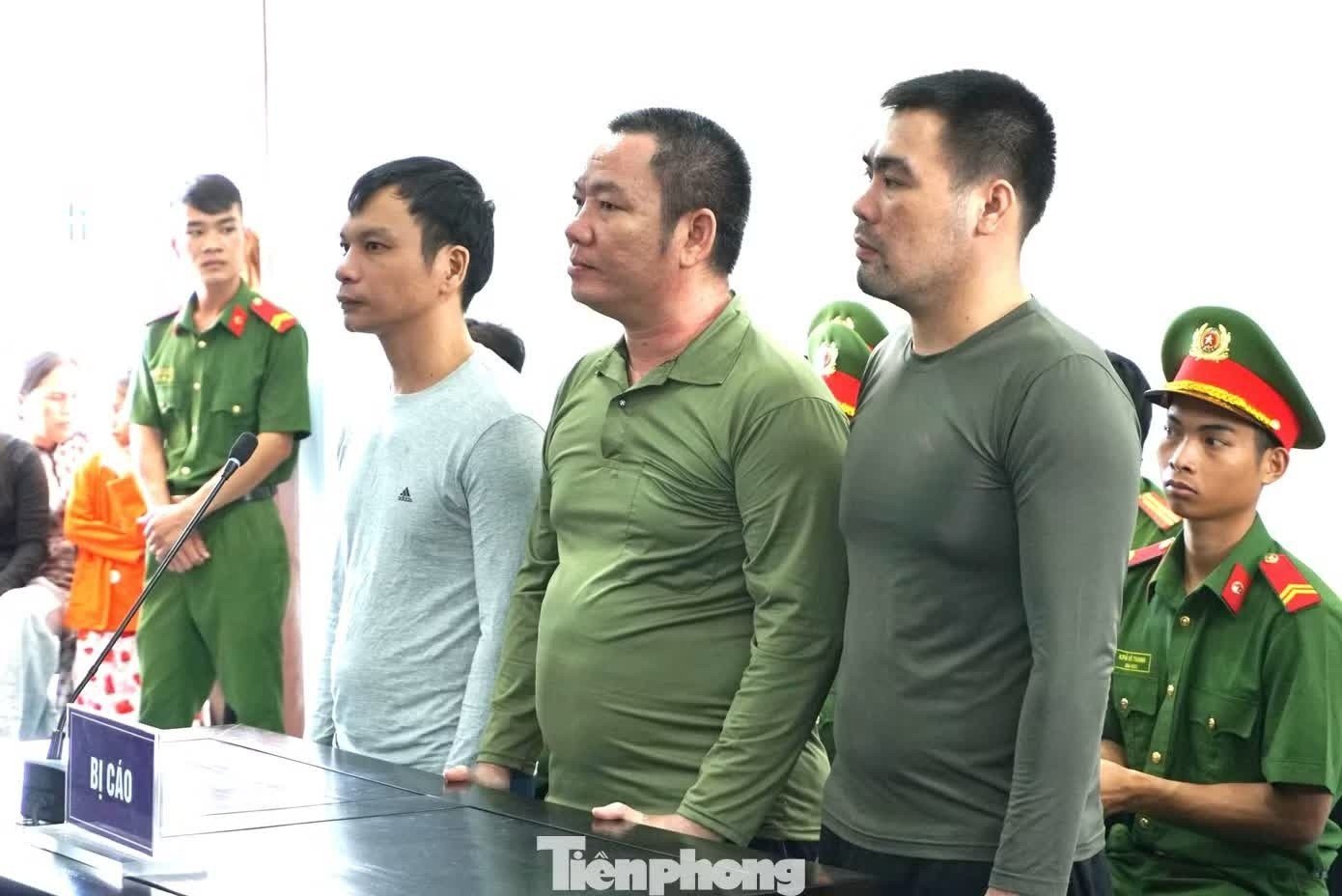 Vụ bị đánh, Thân tàn ma dại ảnh 1