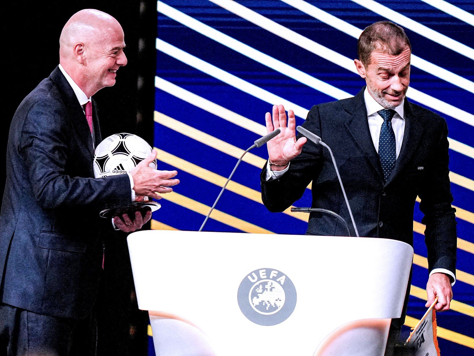 31-1785480361-uefa-tuyen-bo-tay-chay-fifa-phan-doi-ke-hoach-ban-world-cup-cua-chu-tich-infantino