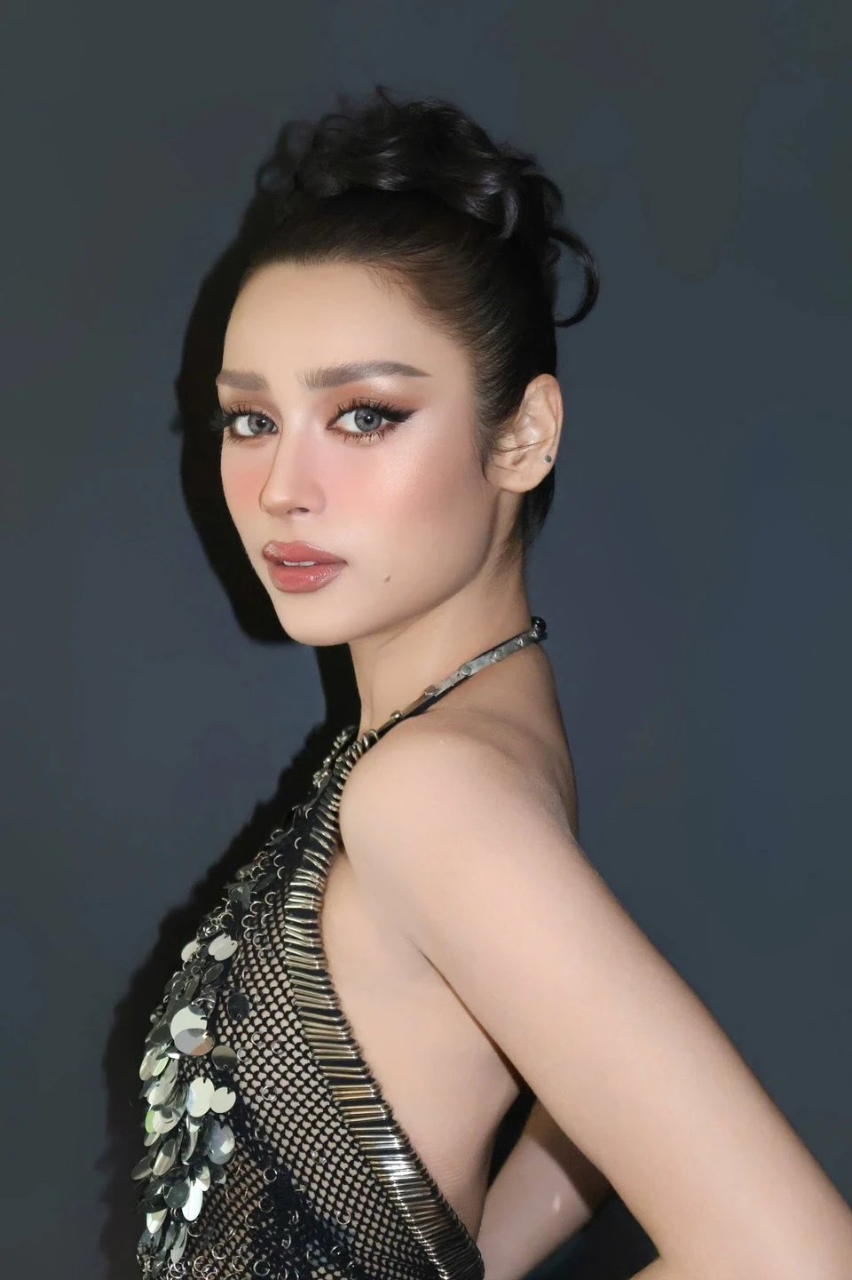 01-1785547309-tan-hoa-hau-hoa-binh-viet-nam-2026-emoura-pham-tu-on-ao-dien-bikini-den-vuong-mien-cao-quy