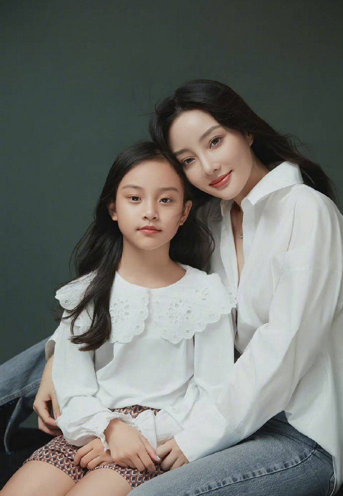 01-1785548852-ly-tieu-lo-lan-dau-ke-su-that-sau-7-nam-scandal-di-lam-toc-ly-hon-tu-2018-chiu-tai-tieng-de-bao-ve-con