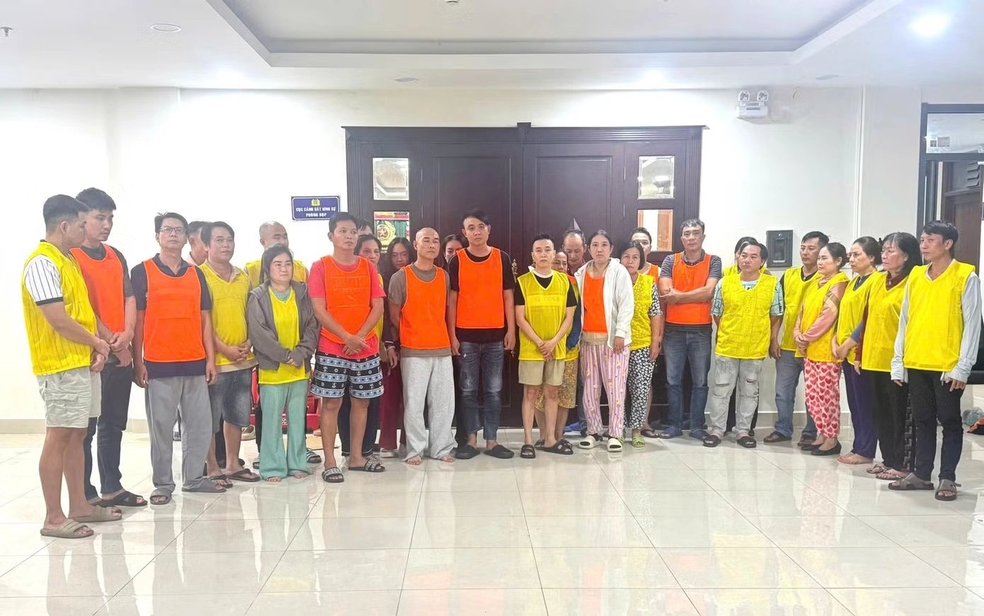 01-1785553858-khoi-to-bat-tam-giam-chi-cuc-truong-chi-cuc-chan-nuoi-va-thu-y-vung-i-cung-5-can-bo-trong-chuyen-an-buon-lau-thuy-san