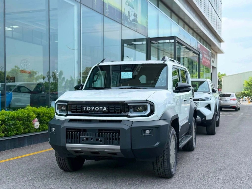 01-1785570574-thi-truong-o-to-viet-tu-hoi-dan-xe-moi-ra-mat-tu-crossover-dien-mini-hon-24-ty-den-suv-viet-da-toyota-tam-gia-1-ty