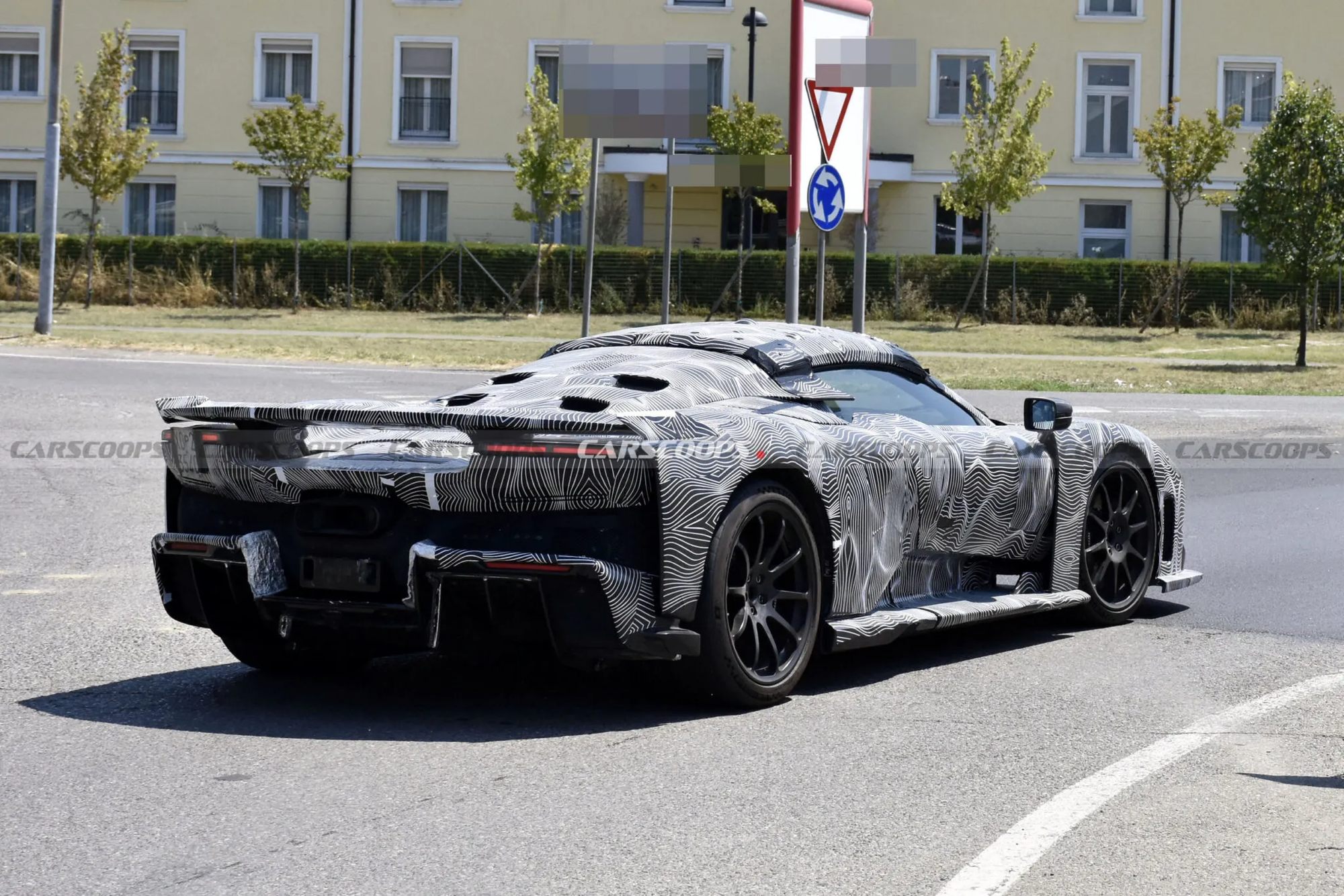 01-1785576600-ferrari-ruc-rich-ra-mat-f80-aperta-sieu-xe-mui-tran-gan-1200-ma-luc-chi-san-xuat-399-chiec-toan-cau