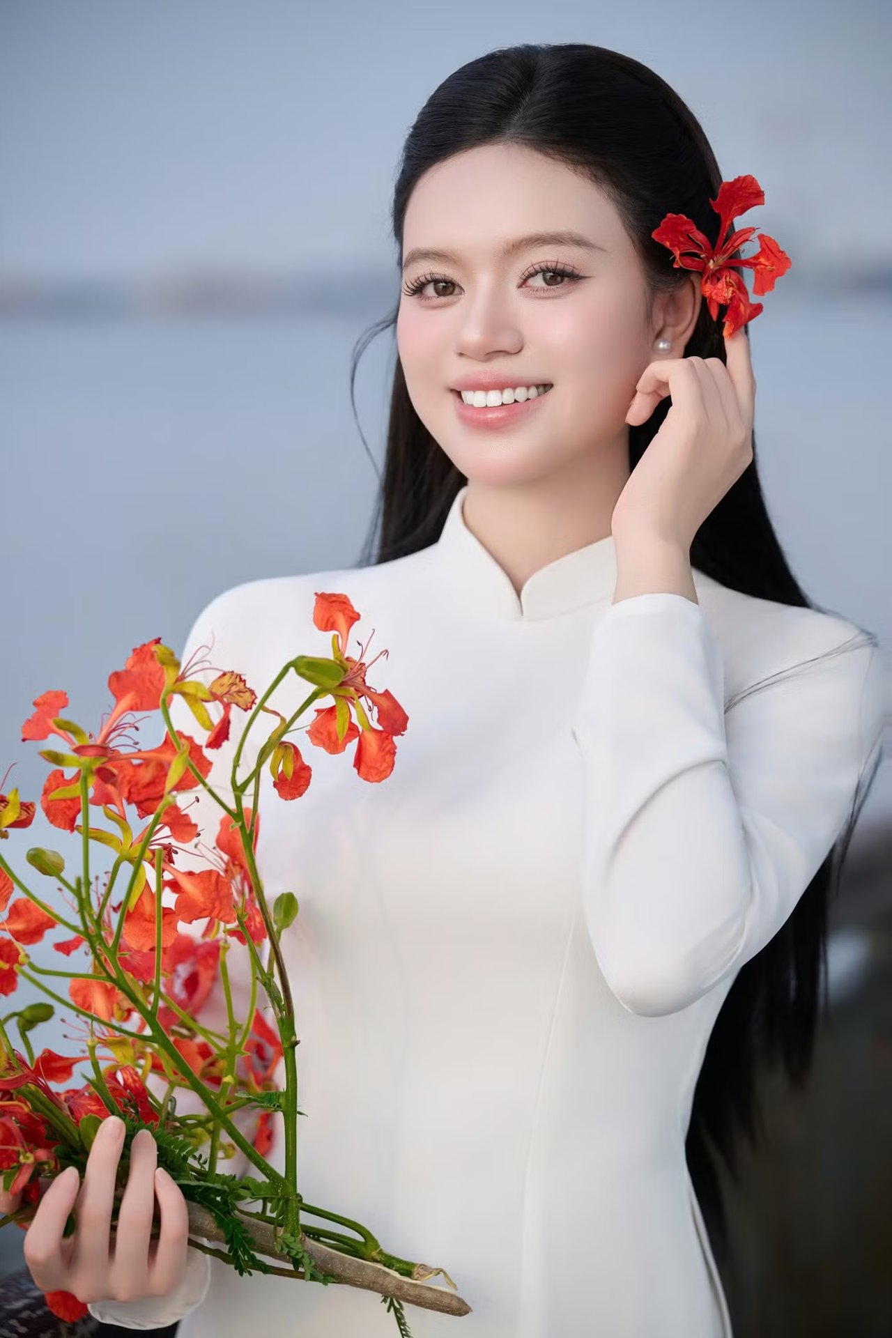 02-1785626971-nu-sinh-thanh-hoa-tot-nghiep-loai-xuat-sac-tai-anh-moi-nguoi-deu-so-huu-mot-cach-toa-sang-rat-rieng