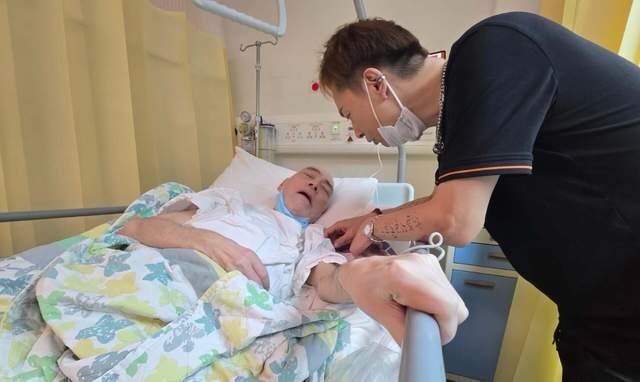 Nam nghệ sĩ bị viện dưỡng lão ngược đãi rơi vào tình trạng nguy hiểm, cơ thể hoại tử không thể cử động - Ảnh 2.