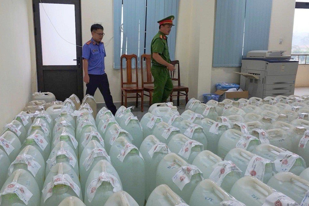 Hàng trăm can rượu do bà Thủy pha đã bị niêm phong. Ảnh: Công an Quảng Ngãi