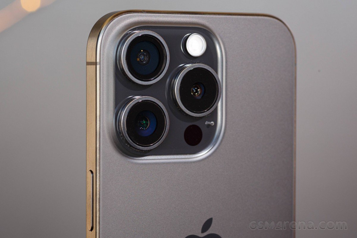 03-1785761096-day-la-iphone-pro-3-mat-khung-titan-re-nhat-viet-nam-do-sang-vuot-muc-iphone-17-pro