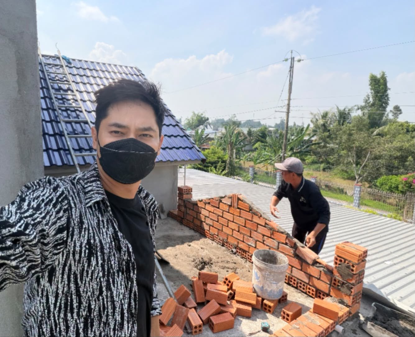04-1785814148-dien-vien-minh-luan-xay-biet-thu-300m2-tai-que-nha-dong-thap-de-bao-hieu-cha-me