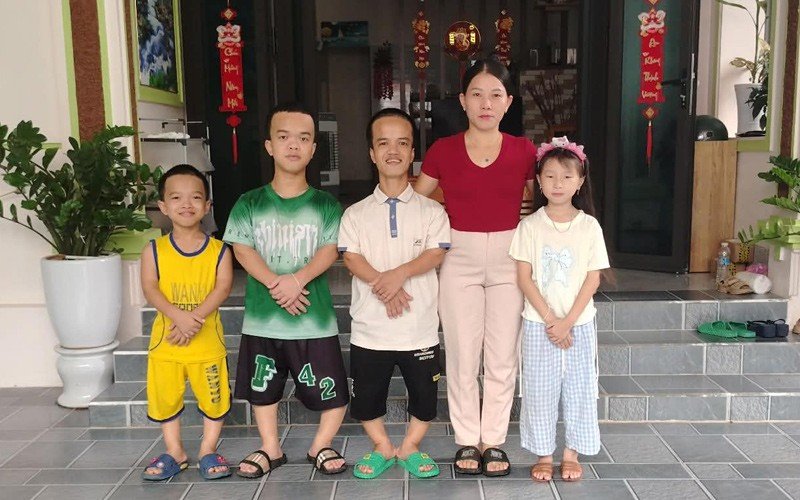 04-1785847177-vuot-dinh-kien-cuoi-chong-cao-1m20-nguoi-phu-nu-thanh-hoa-va-16-nam-viet-nen-cau-chuyen-co-tich-doi-thuc