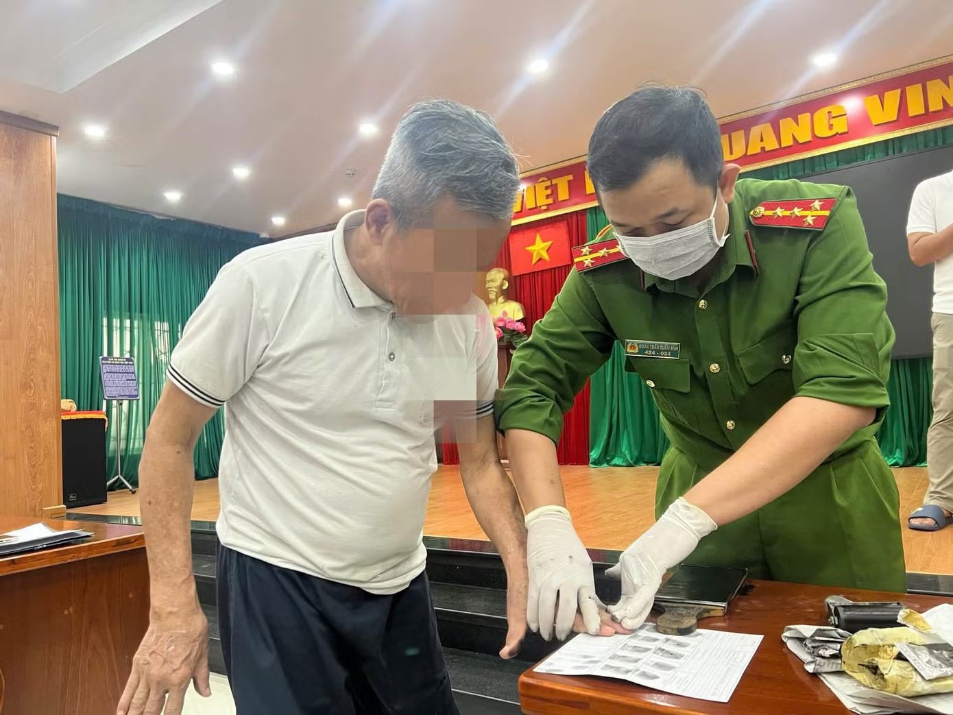 04-1785853758-cong-an-tphcm-tiep-nhan-47-cong-dan-bi-my-truc-xuat-dong-thoi-khuyen-cao-khan