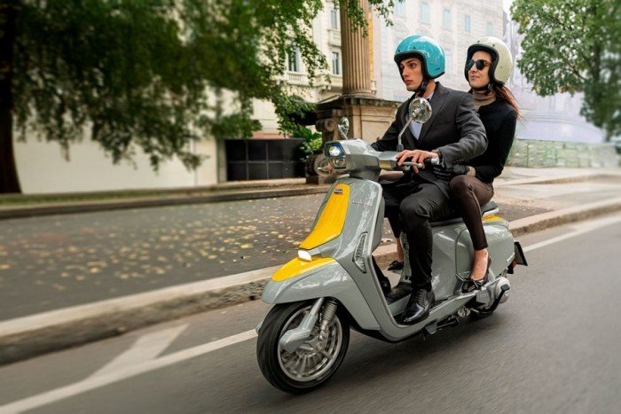05-1785915587-lambretta-j-125-moi-duoc-hoi-sinh-voi-cong-nghe-hien-dai-san-sang-canh-tranh-honda-sh-mode-125