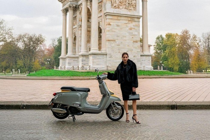 05-1785915597-lambretta-j-125-moi-duoc-hoi-sinh-voi-cong-nghe-hien-dai-san-sang-canh-tranh-honda-sh-mode-125