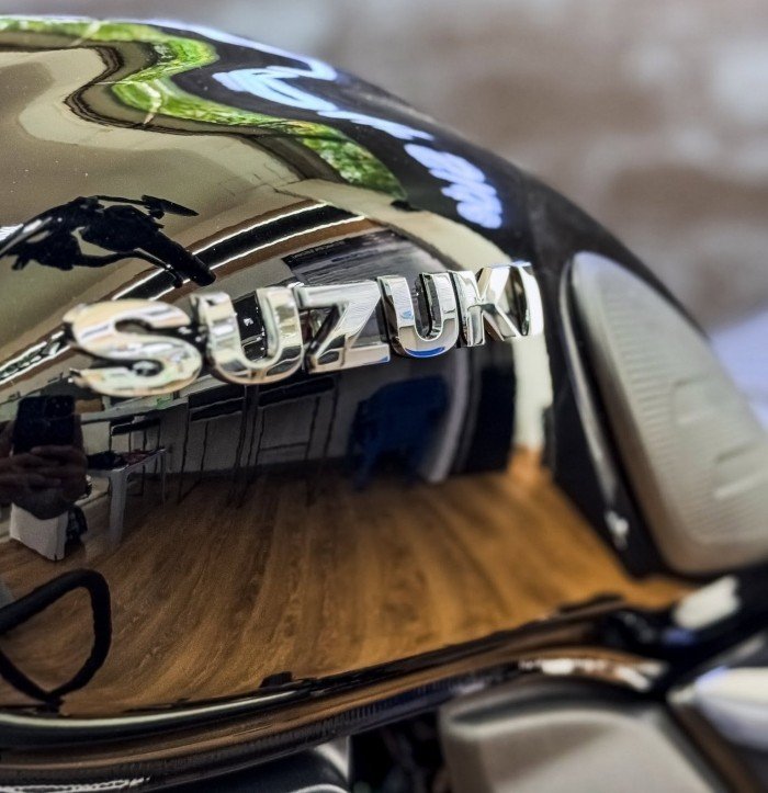 05-1785922279-huyen-thoai-con-tay-162cc-moi-cua-suzuki-sap-ra-mat-dau-an-vang-son-khac-biet-han-honda-winner-r