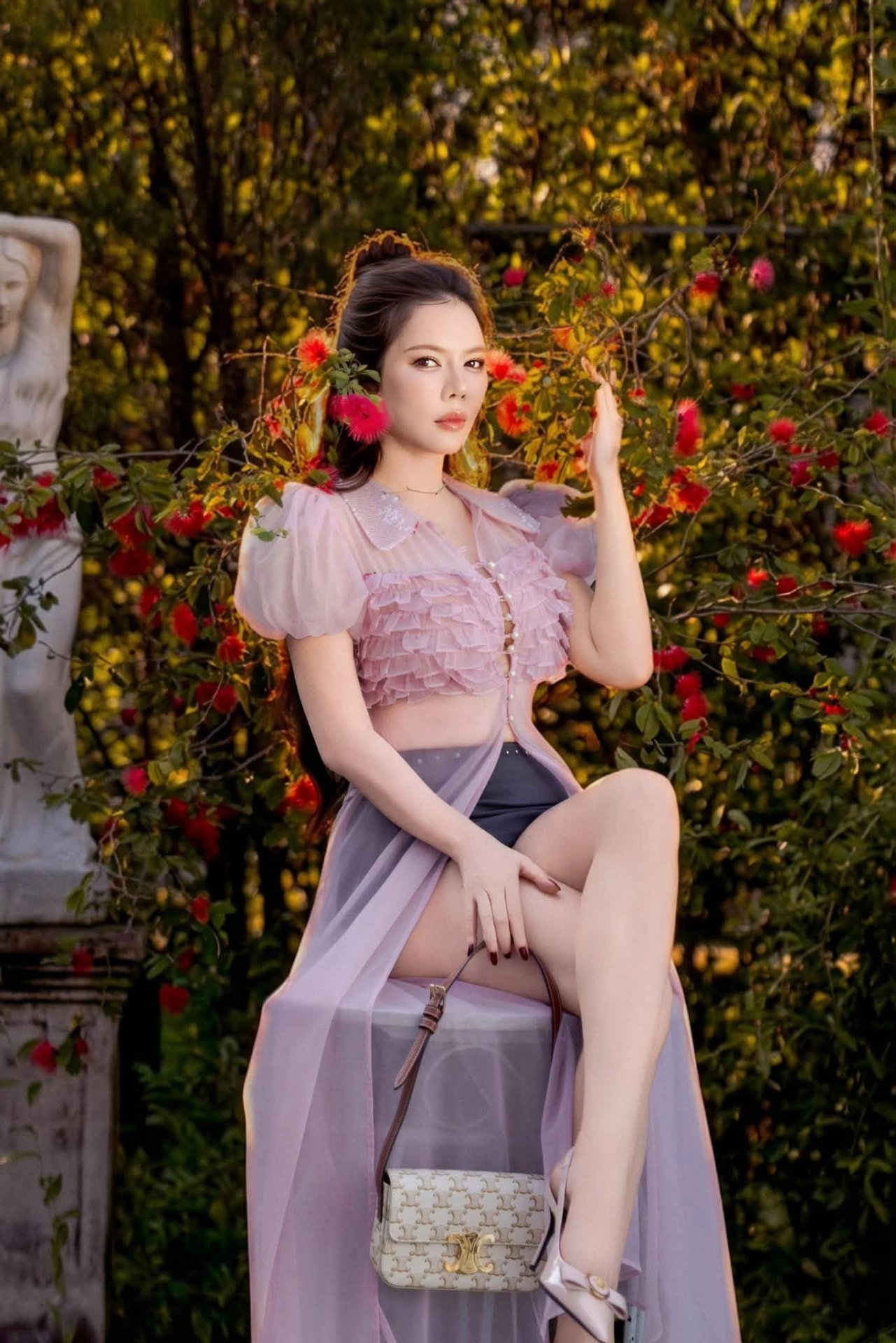 05-1785941358-ly-nha-ky-len-tieng-giua-tin-don-tiep-tuc-thu-hut-chu-y-voi-cuoc-song-hien-tai