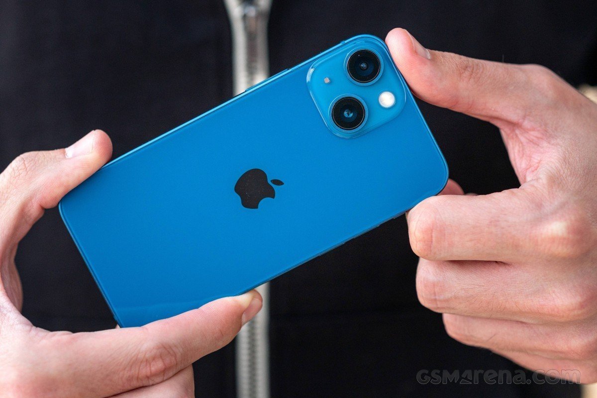 06-1786000595-day-la-iphone-re-nhat-viet-nam-co-man-oled-camera-kep-va-5g-van-cuc-ngon-so-voi-iphone-17