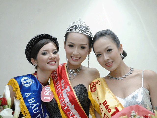 06-1786007282-lan-truyen-nhung-hinh-anh-kho-tin-ve-hoa-hau-mai-phuong-thuy-giua-luc-vuong-loat-on-ao-doi-tu