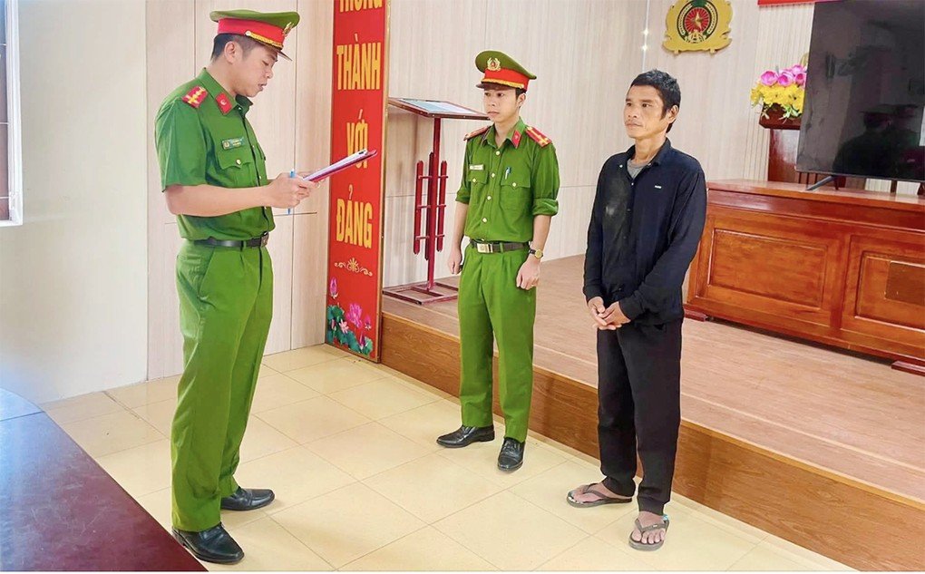Cảnh sát đọc lệnh khởi tố ông Hồ Văn Vai. Ảnh: Công an tỉnh Quảng Trị