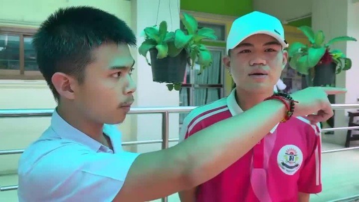 07-1786094272-giay-phut-hoc-sinh-thai-lan-hoang-loan-tim-cho-an-nau-khi-tieng-sung-vang-len-trong-truong