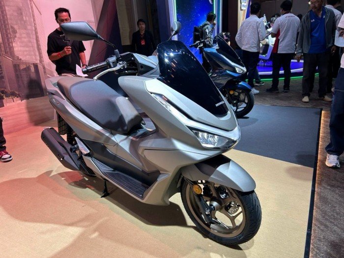08-1786161103-honda-chinh-thuc-ra-mat-at-chu-bai-xe-tay-ga-160cc-moi-gia-77-trieu-dong-dep-hon-ca-sh-va-sh-mode