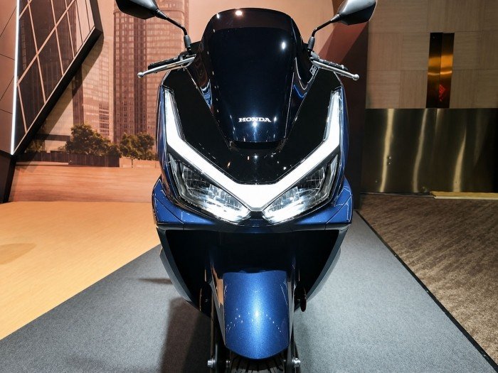 08-1786161121-honda-chinh-thuc-ra-mat-at-chu-bai-xe-tay-ga-160cc-moi-gia-77-trieu-dong-dep-hon-ca-sh-va-sh-mode
