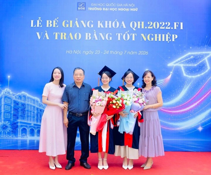 08-1786171528-cap-song-sinh-cung-tot-nghiep-xuat-sac-nganh-su-pham-tieng-anh