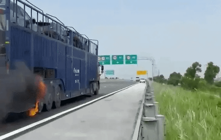 08-1786172803-xe-dau-keo-cho-loat-o-to-lexus-boc-chay-tren-cao-toc-ha-noi-hai-phong