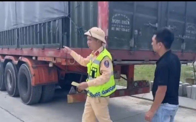 08-1786179207-xe-dau-keo-lam-roi-manh-sat-khien-hon-120-o-to-thung-lop-tren-cao-toc-phat-hien-them-nhieu-vi-pham