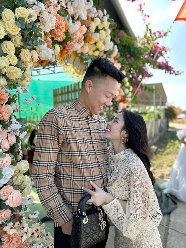 08-1786180341-nguoi-dung-sau-huan-hoa-hong-nam-giu-nhieu-bi-mat-co-dong-thai-la-sau-khi-cong-an-den-nha-giang-ho-mang