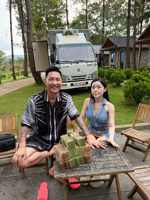08-1786180341-nguoi-dung-sau-huan-hoa-hong-nam-giu-nhieu-bi-mat-co-dong-thai-la-sau-khi-cong-an-den-nha-giang-ho-mang