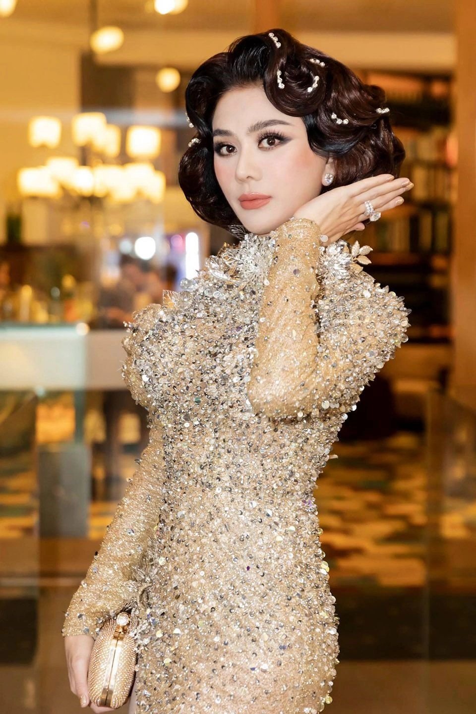 09-1786236465-nu-ca-si-viet-tung-gay-chu-y-voi-bo-trang-suc-kim-cuong-tri-gia-50-ty-dong