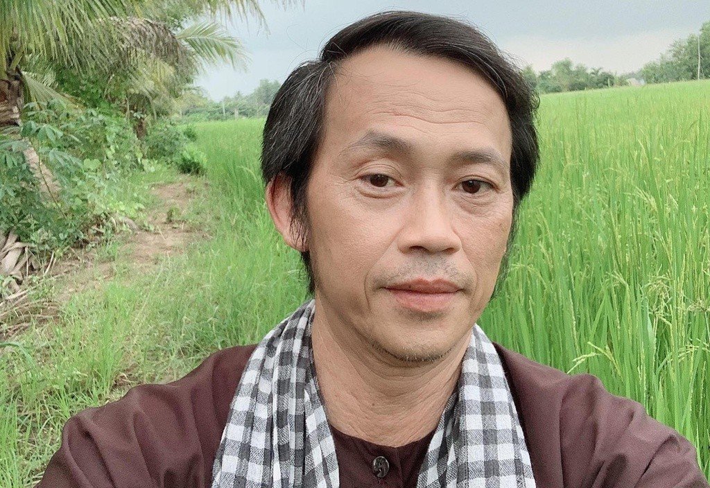 09-1786239466-nsut-hoai-linh-xuat-hien-gian-di-voi-dep-le-tu-lai-xe-may-chay-show-lien-tuc