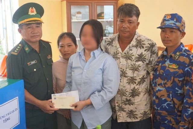 09-1786286607-khoanh-khac-nguoi-cha-bat-khoc-khi-con-gai-song-sot-tro-ve-sau-hon-8-gio-lenh-denh-tren-bien