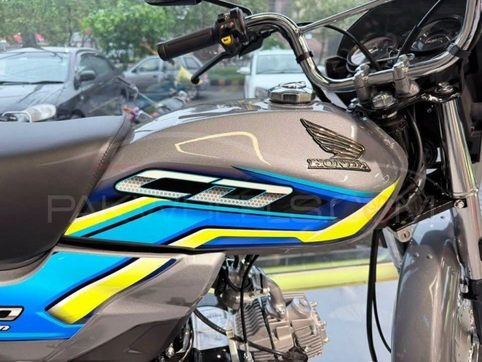 11-1786416780-honda-chinh-thuc-ra-mat-huyen-thoai-con-tay-72cc-gia-16-trieu-dong-co-dien-hon-ca-honda-winner-r