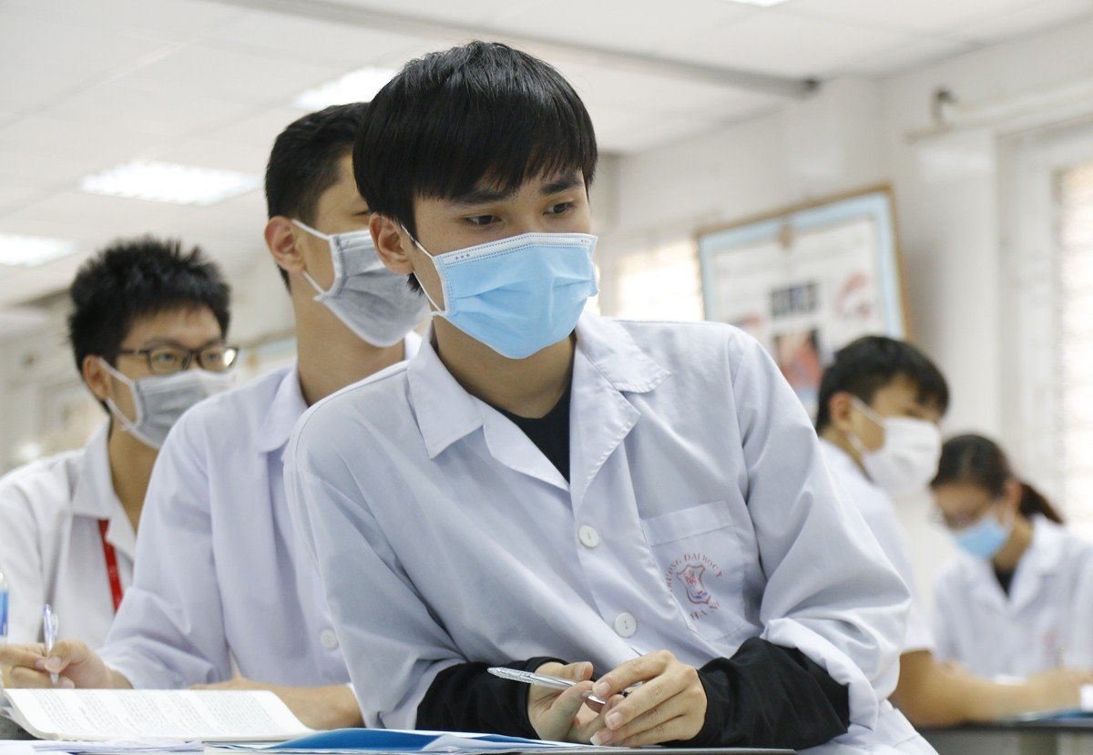 ĐH Y Hà Nội cấm sinh viên mặc trang phục xuyên thấu, áo trễ vai, váy ngắn: Đại diện trường nói gì? - Ảnh 2.