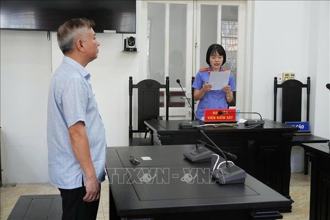 11-1786446383-xu-phat-6-thang-tu-nguoi-lai-mercedes-chan-duong-hanh-hung-tai-xe-taxi-tai-ha-noi