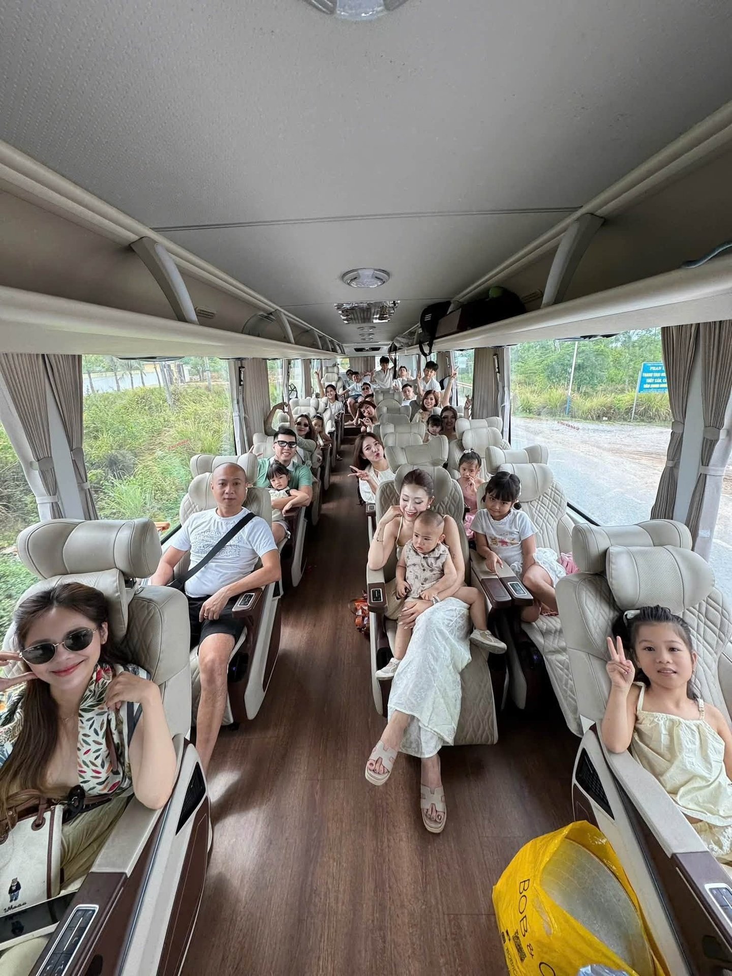 12-1786501628-hoi-ban-than-9-nam-gay-sot-mxh-thue-han-limousine-29-cho-dua-28-thanh-vien-di-du-lich-quang-binh