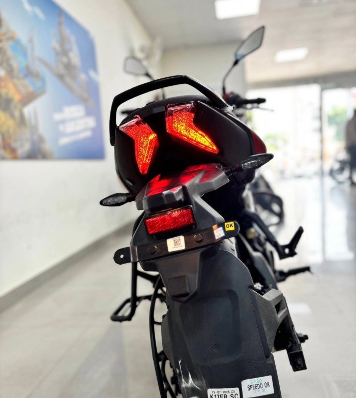 12-1786525794-vua-con-tay-165cc-moi-chinh-thuc-ve-dai-ly-gia-40-trieu-dong-phan-khuc-chat-hon-ca-honda-winner-r
