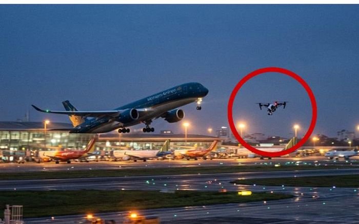 Việc drone liên tiếp xuất hiện gần Tân Sơn Nhất tối 11/8, khiến sân bay này phải hai lần tạm dừng hoạt động cất, hạ cánh, hàng loạt chuyến bay bị ảnh hưởng. (Hình ảnh minh họa bằng AI)