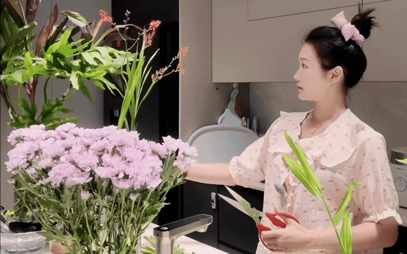 13-1786612695-doan-hai-my-gay-chu-y-voi-hai-hinh-anh-trai-nguoc-ra-pho-sang-chanh-ve-nha-tu-tay-cham-to-am