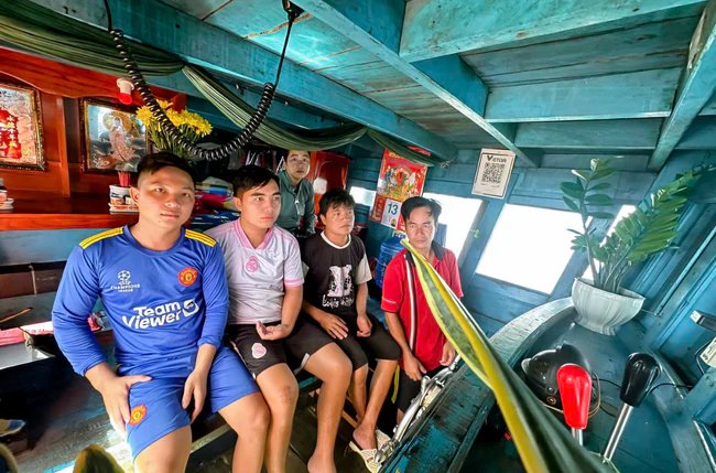 13-1786616327-kip-thoi-cuu-ho-tau-ca-an-giang-cung-5-thuyen-vien-bi-mac-can-pha-nuoc-tren-bien