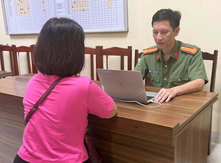 Công an làm việc với bà Đ.T.N. (Ảnh: Công an tỉnh Phú Thọ)