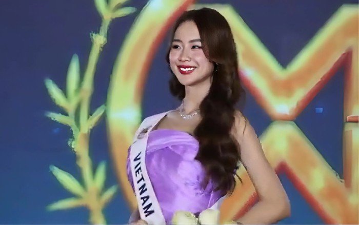 Bảo Ngọc nhận sash tại Miss World.