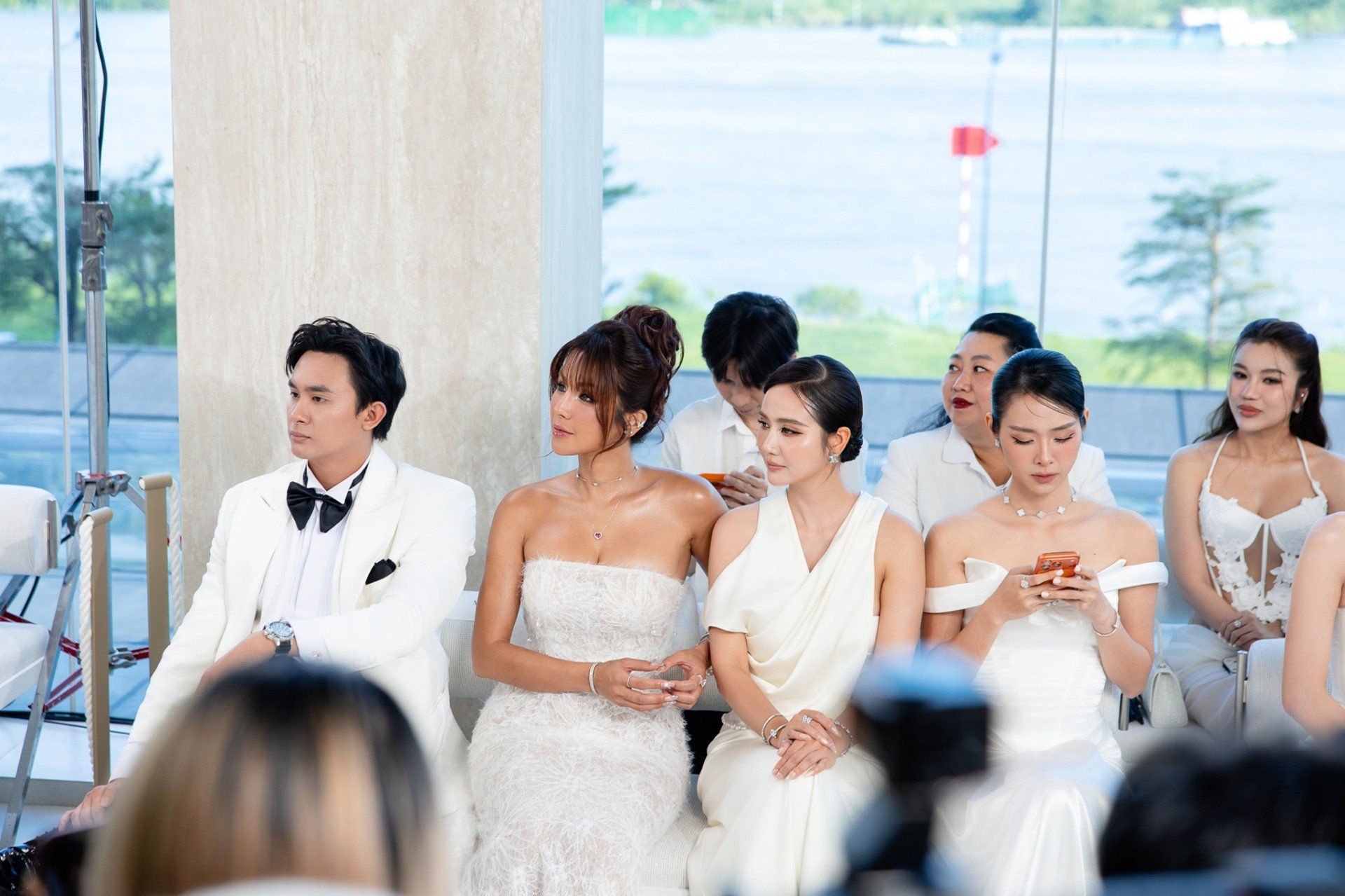 14-1786690737-diep-lam-anh-dien-ao-cuoi-sanh-doi-ben-tinh-tre-kem-11-tuoi