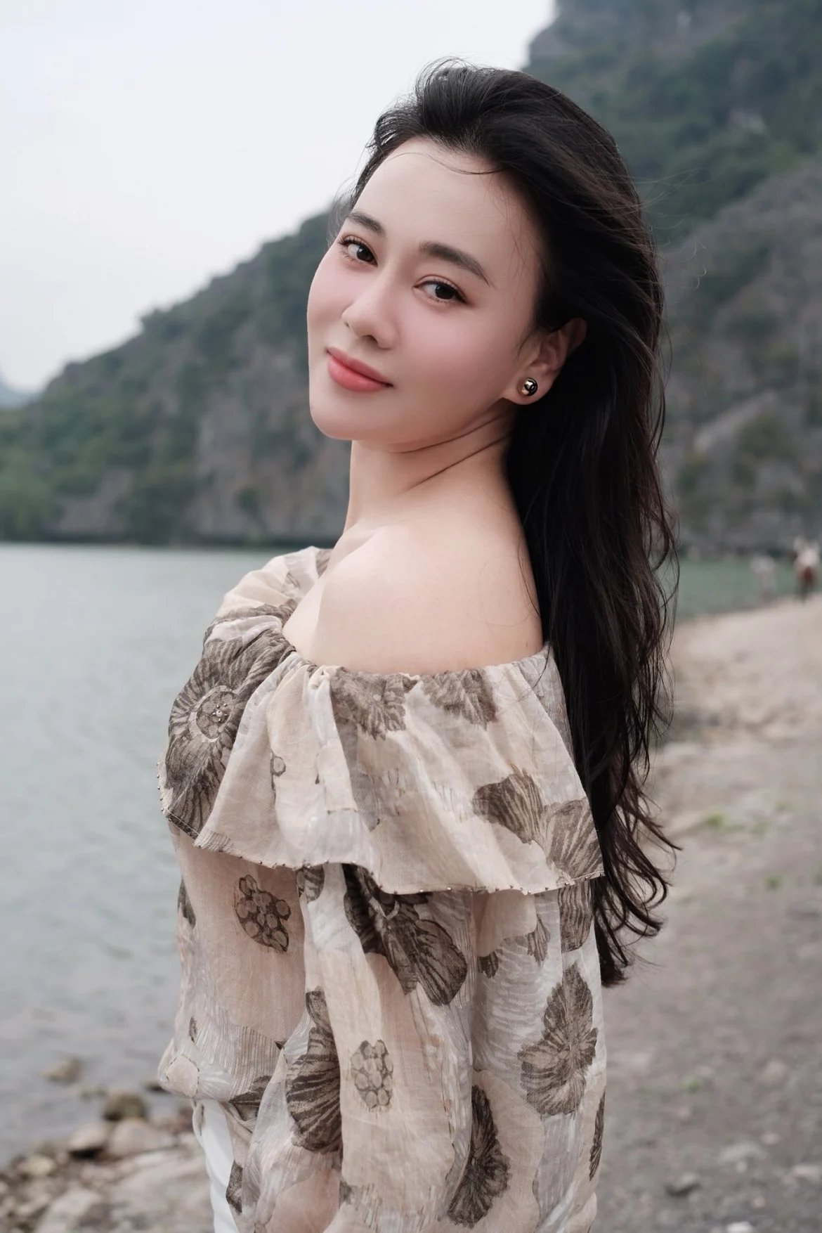 14-1786694064-phuong-oanh-rang-ro-tai-xuat-lan-san-sang-cong-viec-hoan-toan-moi-tren-mang-xa-hoi