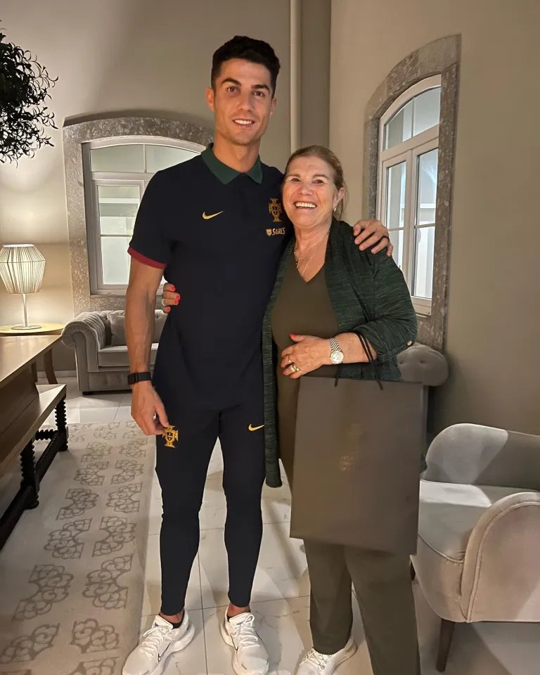 15-1786762922-gia-dinh-khong-tham-du-dam-cuoi-ronaldo-vi-chi-biet-tin-truoc-thoi-diem-cu-hanh-30-giay