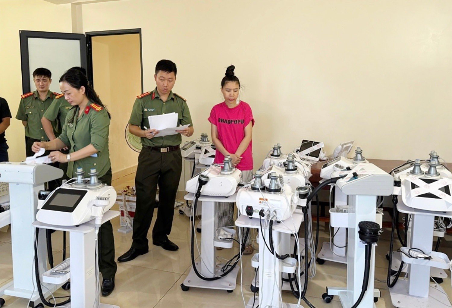 15-1786778135-nup-bong-spa-dung-chieu-tiem-gia-lua-gan-300-nguoi-chiem-doat-hon-9-ty-dong