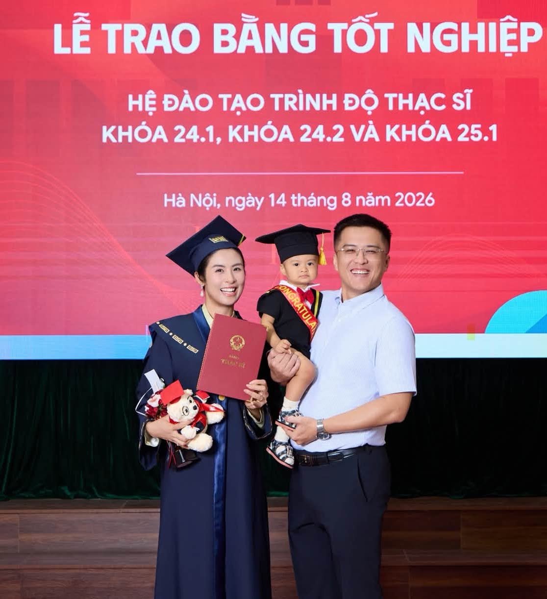 16-1786843946-hoa-hau-ngoc-han-nhan-bang-thac-si-dung-ngay-ky-niem-16-nam-dang-quang-hoa-hau-viet-nam