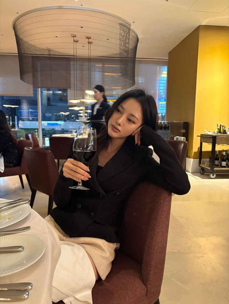 Tại sao khi dùng bữa ở nhà hàng 5 sao, ngồi xuống nên đặt khăn ăn lên đùi? - áº¢nh 3.